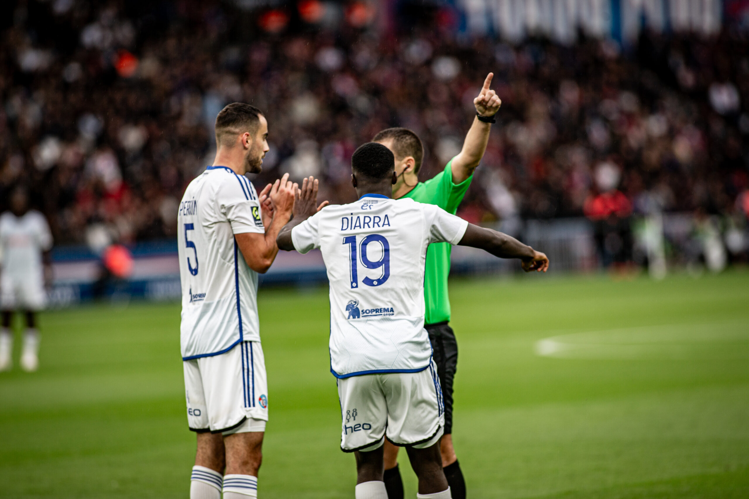 La FIFA teste la sonorisation des arbitres lors du quart de finale de Coupe de France entre l'Olympique Lyonnais et le Racing Strasbourg thumbnail